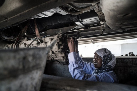GÜNÜN BAŞARISI: Somali’nin ilk ve tek kadın araba tamircisi Nasra