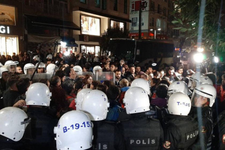 Kadıköy'de kadınların Fincancı protestosuna polis müdahale etti