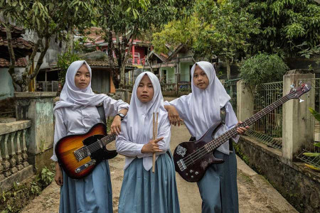 GÜNÜN GÜZELİ: Endonezya’yı alt üst eden kız metal grubu