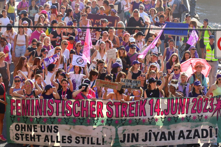 İsviçre’de yüz binlerce kadın sokağa çıktı: ‘Bizsiz dünya durur’