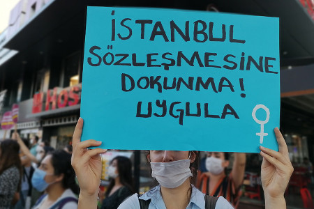 Kadınlar sokakta: ‘İstanbul Sözleşmesi Bizimdir’
