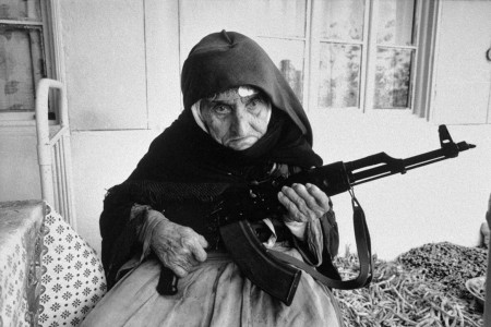 GÜNÜN FOTOĞRAFI: Evini koruyan 106 yaşındaki Ermeni kadın
