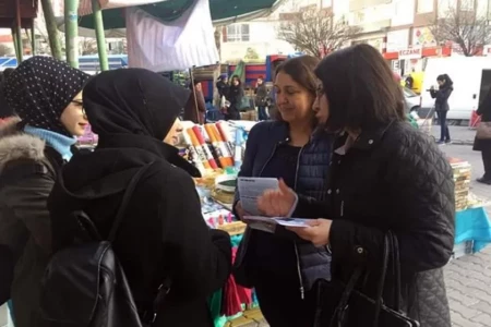 Bağımsız aday Eylem Sarıoğlu, semt pazarında kadınlarla buluştu