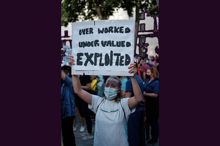 Fransa'da sağlık çalışanları 'sağlık sisteminin yıkımına' karşı eylemdelerdi
