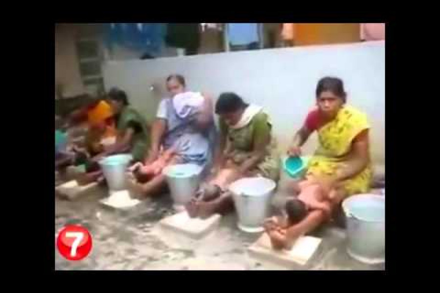 GÜNÜN İLGİNCİ: Hindistan’da ilginç bebek yıkama yöntemi
