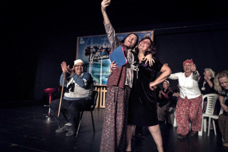 GÜNÜN GÜZELLERİ: Köy tiyatrosunun kadınları 3 yıldır sahnede