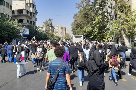 İran'da üniversiteliler dersleri boykot etti, yürüyüş yaptı