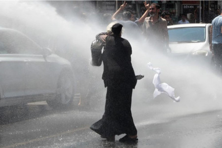 GÜNÜN FOTOĞRAFI: Kayyum protestosuna polis saldırısı