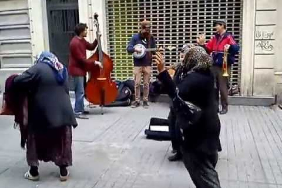 GÜNÜN NEŞESİ: Taksim’in ortasında dans şovu