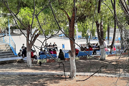 Bina yıkıldı, öğrenciler bahçede ders görüyor
