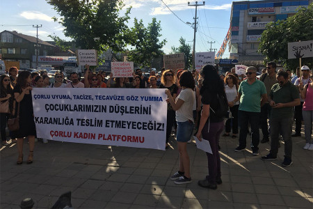 Çorlu’da çocuk istismarı protesto edildi