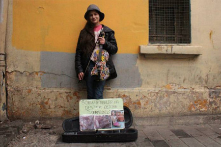 GÜNÜN GÜZEL HAREKETİ: Sokak hayvanları için sokakta müzik yapan Tuana