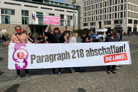 Almanya’da sokağa çıkan kadınlar ‘Kürtaj temel sağlık bakımıdır’ dedi