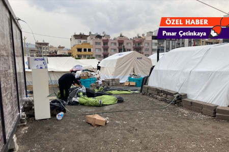 AFAD, gönüllülerin kurduğu çadırları kaldırdı, depremzedeler konteyner istiyor
