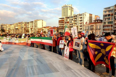 İzmir’de yaşayan İranlılar idamları protesto etti