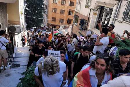 Onur Yürüyüşü | Gözaltılara rağmen yüzlerce kişi Beyoğlu sokaklarında