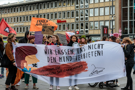 Almanya’da kadınlar yasal ve güvenli kürtaj için yürüdü