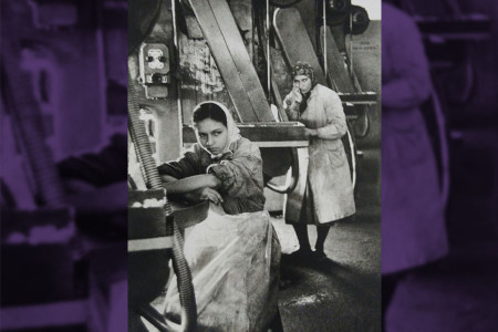 GÜNÜN FOTOĞRAFI: Pil fabrikasında çalışan kadınlar