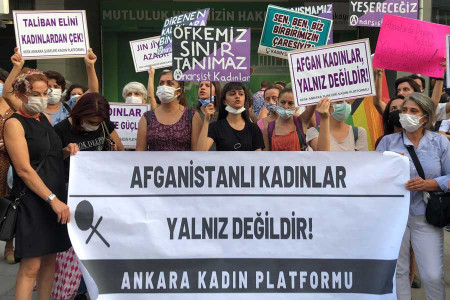 Ankara’da Afganistanlı kadınlara destek eylemi: Dünya kadınları olarak ses çıkartalım