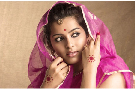 GÜNÜN BİLGİSİ: Hintli kadınların alnında neden nokta var?