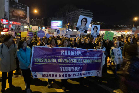 25 KASIM 2022 | Bursa'da kadınlar yasağa rağmen sokakta