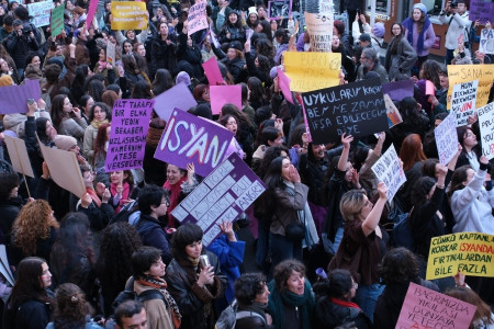 İstanbul 8 Mart Feminist Gece Yürüyüşü'nde yasağa ve barikatlara rağmen kadınlar yürüdü