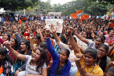 Hindistan’da tecavüze uğradıktan sonra öldürülen kadın için halk sokakta!