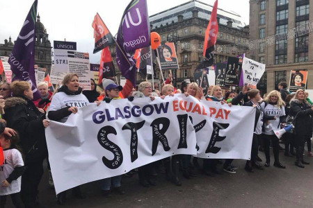 İskoçya’da grev yapan belediye işçisi kadınlar kazandı