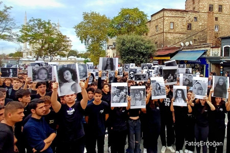 İstanbul Erkek Lisesi Öğrencileri kadın cinayetlerine karşı yürüdü