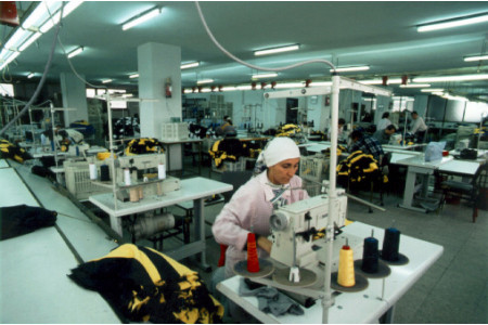 Kadınların üzerinde koca koca fabrikalar yükseliyor
