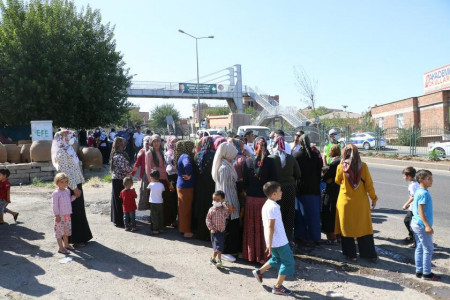 Diyarbakır'da okulları yıkılan öğrencilerin velileri yol kapattı
