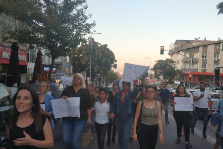 Ankara’da bir kadının bıçaklanmasının ardından kadınlar sokağa döküldü