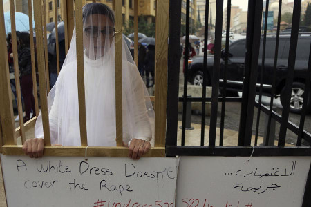 Ortadoğu’da kadınlar ‘tecavüzcü ile evlenme’ yasasını kaldırmak için ayakta