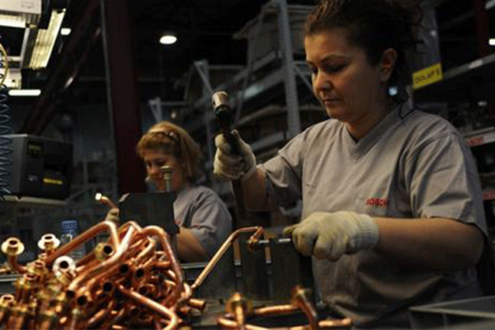 GÜNÜN DİKKATİ: En çok sanayi sektöründe çalışan kadınlar iş yaşamından çekildi