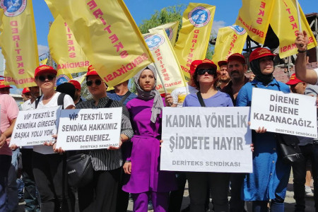 İşten atılan kadın işçiler kendi talepleriyle fabrika önünde!
