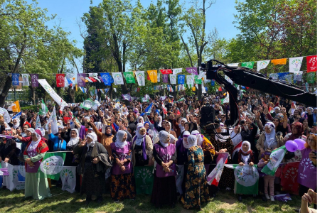 Yeşil Sol Parti'den Kadıköy'de kadın mitingi: Buradayız, kadınlarla değiştireceğiz!