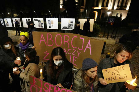 Polonya’da bir kadın kürtaj yasağı nedeniyle hayatını kaybetti