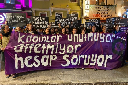 Depremin birinci yılında kadınlar Kadıköy'de buluştu: Unutmak yok, affetmek yok