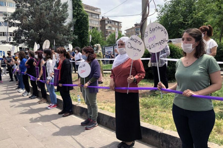 12 kadın hakları savunucusu ve Kürt siyasetçiler tutuklandı