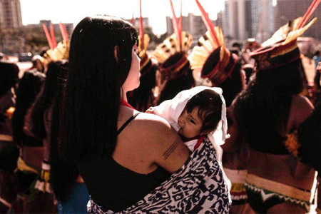 GÜNÜN GÖRSELLERİ: Brezilya’da yerli kadınlar sağlık politikalarına karşı yürüdü