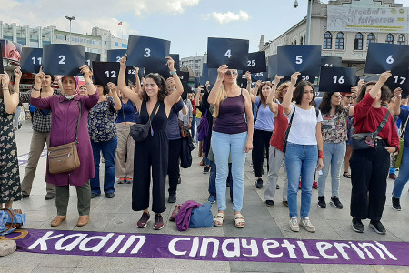 Kadıköy’de kadınlar ‘Kadın cinayetlerini acil önle’ dedi