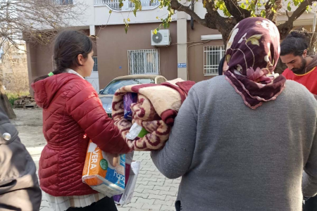 İzmir depremini yaşayan sağlık işçileri depremzedeler için yan yana