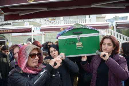 Katledilen Ayşe Tuba'nın cenazesini kadınlar taşıdı