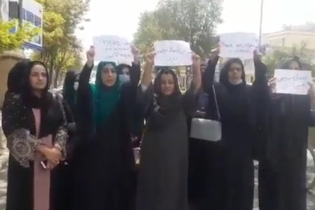 Kabil'de kadınlar eylem yaptı: 'Kadınların hayatını bitirmeyin, seslerini kesmeyin!'