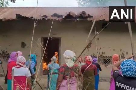 Hindistan'da Kadınlar, toplu cinsel saldırı şüphelisinin evini ateşe verdi