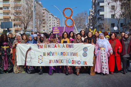 Diyarbakır’da soğuk havayı dağıtan kadın baharı: Örgülerimizle özgürlüğe