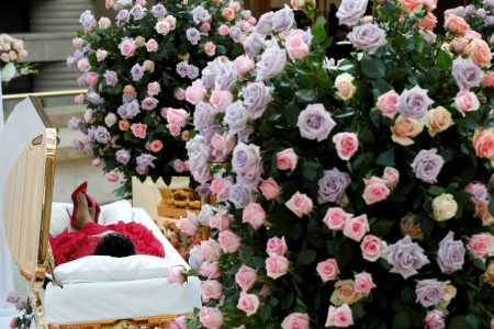 GÜNÜN VEDASI: Aretha Franklin son yolculuğuna kırmızılar içinde çıktı