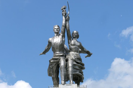 GÜNÜN HEYKELİ: İşçi ve çiftçi kadın heykeli