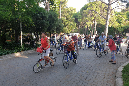 İzmir'de kadınlar pedalları barış için çevirdi