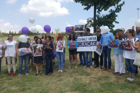 Tutuklu kadın gazeteciler için balon uçurdular